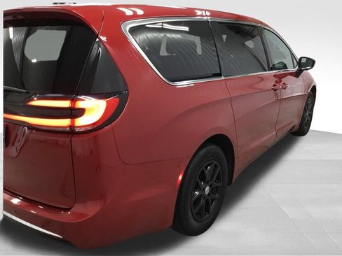 Used 2025 Chrysler Pacifica Select FWD image 36