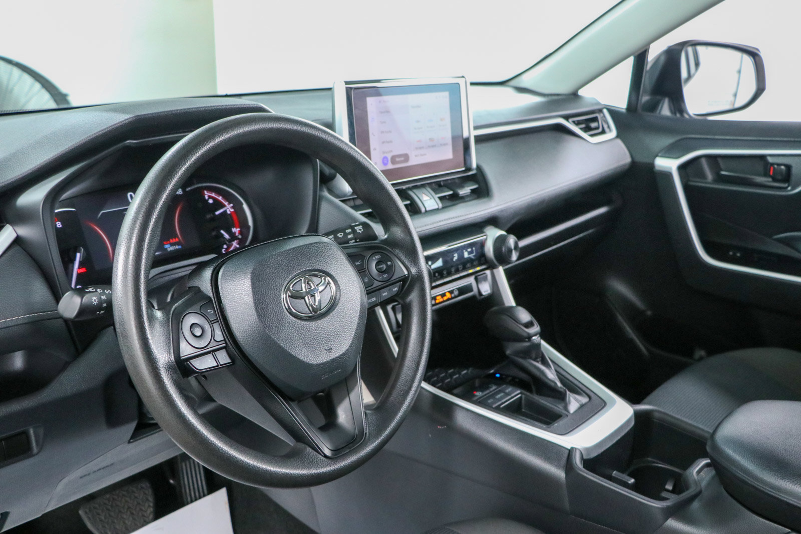Used 2024 Toyota RAV4 LE FWD image 22