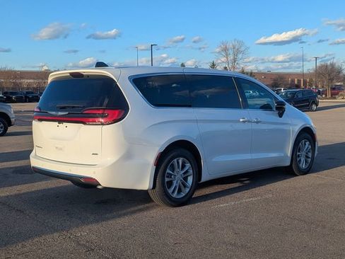 New 2026 Chrysler Pacifica Select image 3