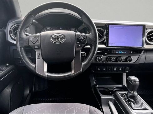 Certified 2017 Toyota Tacoma TRD Sport AWD/4WD image 11