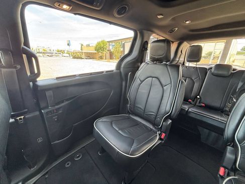 Used 2025 Chrysler Pacifica Limited FWD image 37