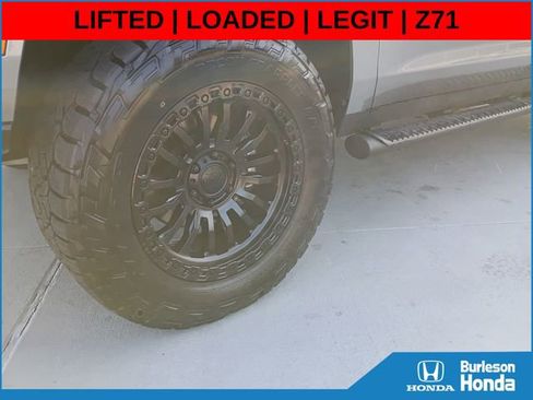 Used 2025 Chevrolet Suburban Z71 AWD/4WD image 2