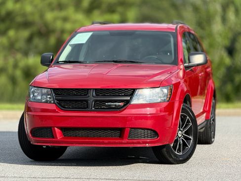 Used 2018 Dodge Journey SE w/ Blacktop Package FWD image 2
