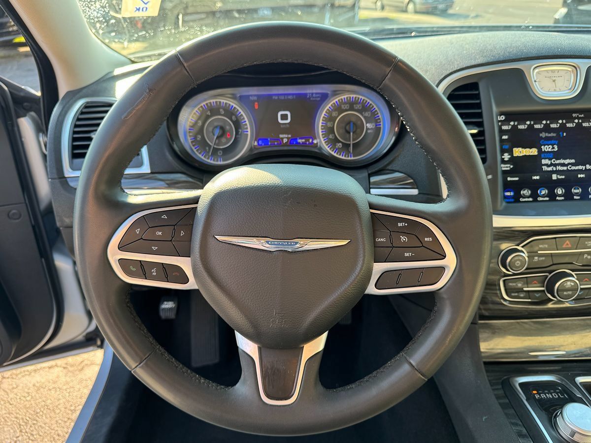 Used 2022 Chrysler 300 Touring L AWD/4WD image 16