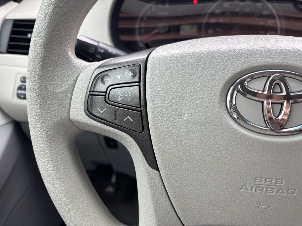 Used 2013 Toyota Sienna LE w/ Towing Pkg FWD image 16