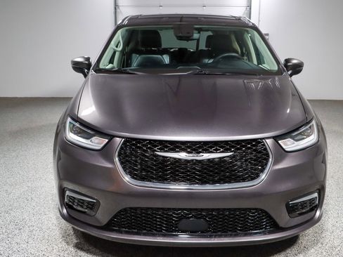 Used 2023 Chrysler Pacifica Touring-L FWD image 4