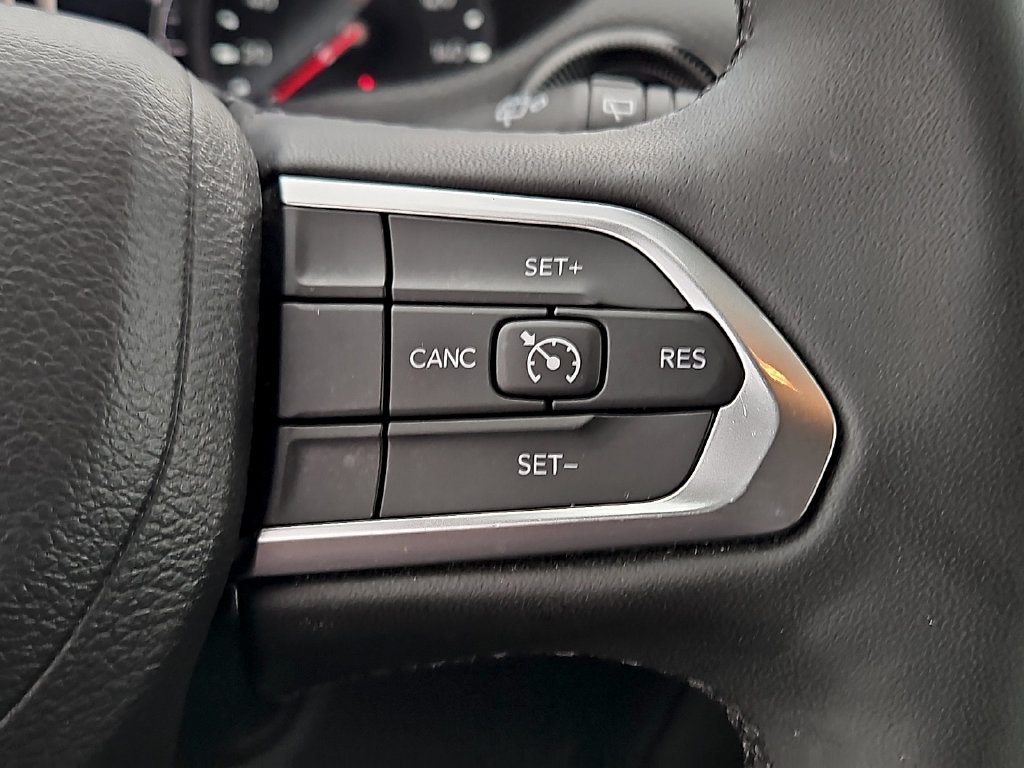 Used 2025 Jeep Compass Latitude w/ Convenience Group AWD/4WD image 23