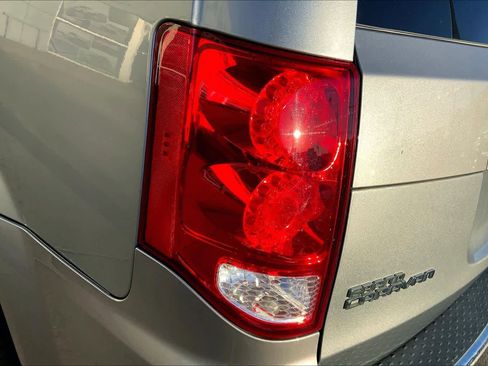 Used 2019 Dodge Grand Caravan SE w/ UConnect Hands-Free Group image 24