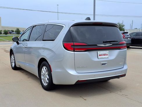 Used 2024 Chrysler Pacifica Touring-L FWD image 2