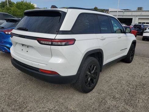Used 2024 Jeep Grand Cherokee Altitude RWD image 16