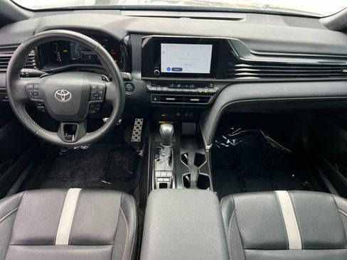 Used 2025 Toyota Camry SE w/ Convenience Package FWD image 4