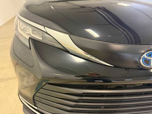 Used 2023 Toyota Sienna XLE AWD/4WD image 7