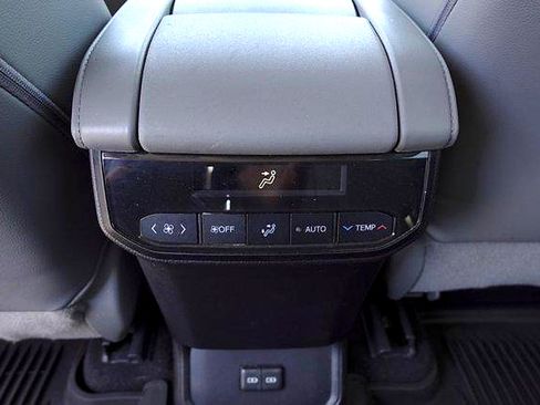 Used 2022 Toyota Highlander XLE AWD/4WD image 25