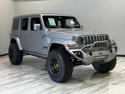 Used 2019 Jeep Wrangler Unlimited Sahara image 4