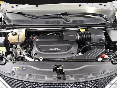 Used 2017 Chrysler Pacifica Touring-L image 50