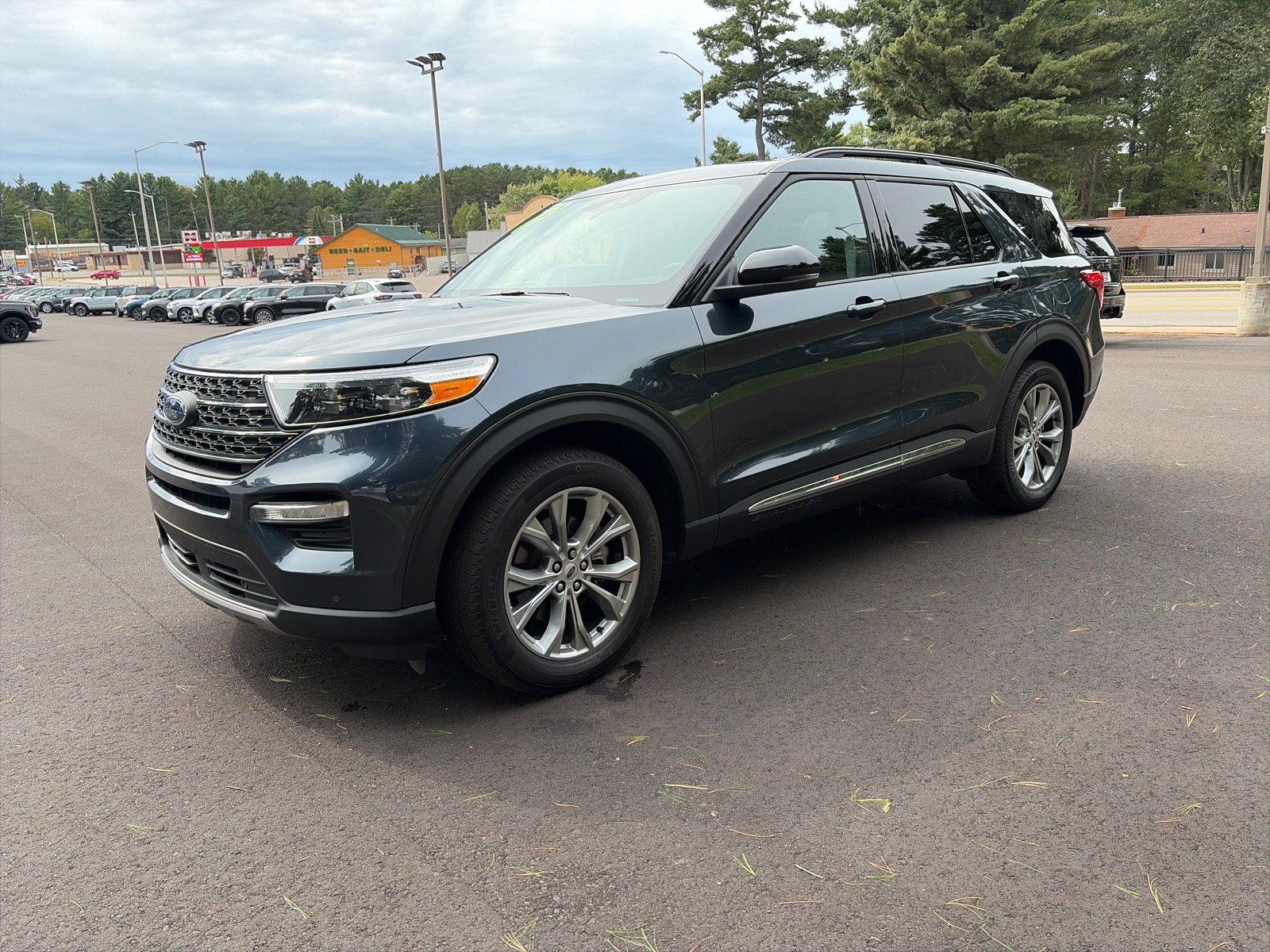 Used 2024 Ford Explorer XLT w/ Equipment Group 202A AWD/4WD image 3