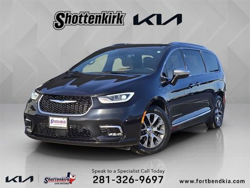 Used 2021 Chrysler Pacifica Pinnacle image 1