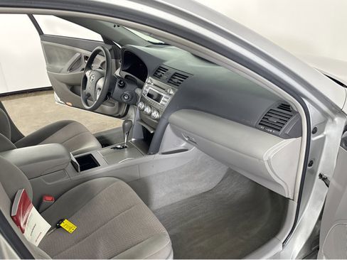 Used 2010 Toyota Camry LE image 38