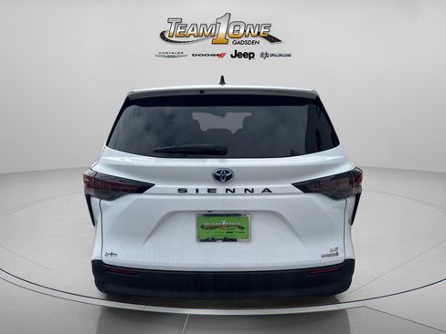 Used 2023 Toyota Sienna LE FWD image 7
