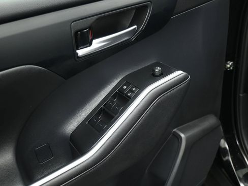 Used 2023 Toyota Highlander XLE image 9