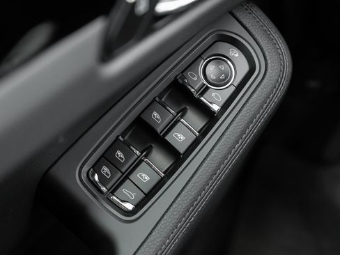 Certified 2025 Porsche Macan image 19