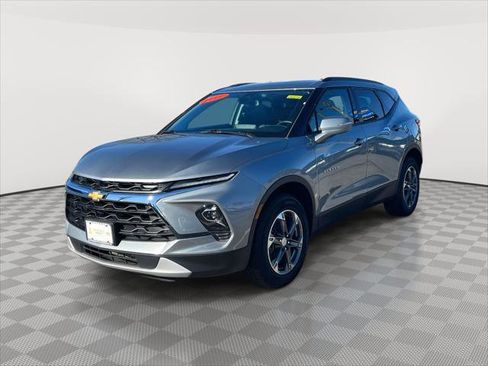 Used 2025 Chevrolet Blazer LT image 3