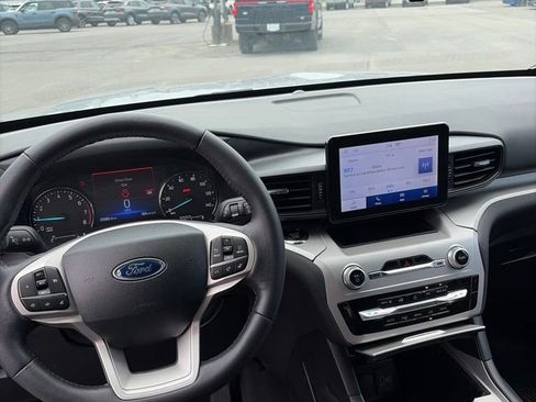 Used 2023 Ford Explorer XLT AWD/4WD image 2