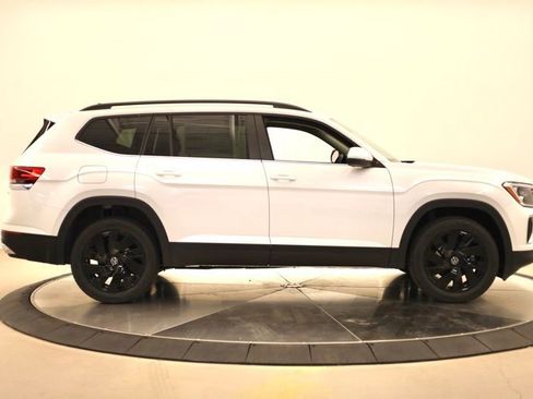 New 2026 Volkswagen Atlas SE image 2