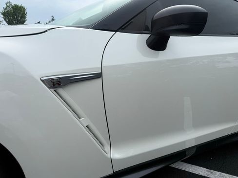 Used 2017 Nissan GT-R Premium w/ Premium Interior Package AWD/4WD image 17