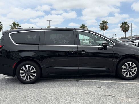 Used 2025 Chrysler Pacifica Select FWD image 14