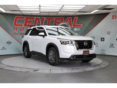 New 2025 Nissan Pathfinder SV w/ SV Premium Package