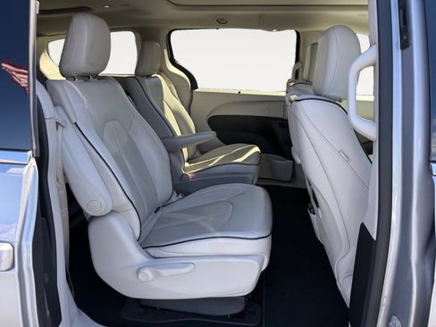Used 2018 Chrysler Pacifica Limited w/ Advanced Safetytec Group FWD image 18