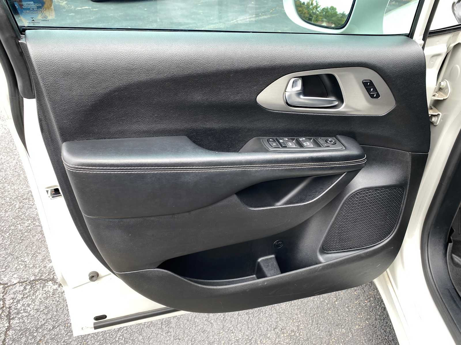 Used 2020 Chrysler Pacifica Touring-L AWD/4WD image 33