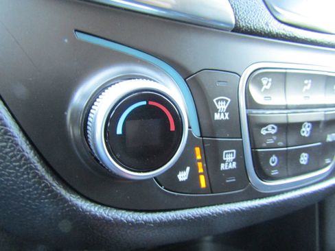 Used 2018 Chevrolet Equinox LT FWD image 29