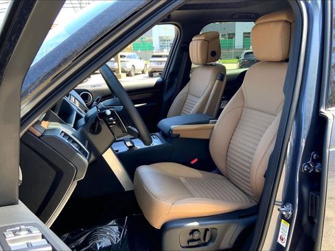Used 2025 Land Rover Discovery Dynamic SE AWD/4WD image 9