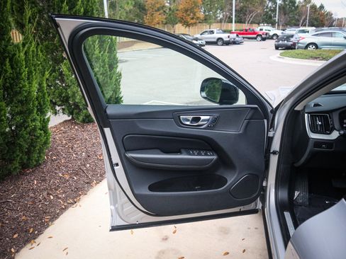 Used 2025 Volvo XC60 B5 Plus image 14