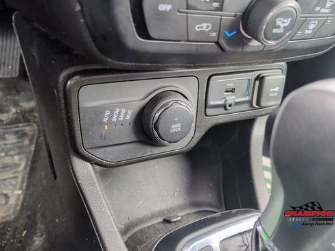 Used 2023 Jeep Renegade Latitude AWD/4WD image 25