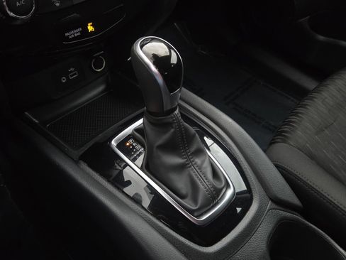 Used 2020 Nissan Rogue S image 17