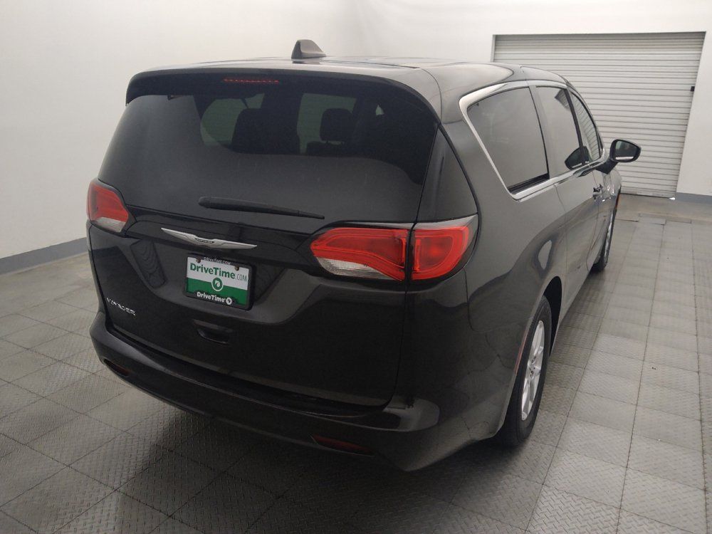 Used 2022 Chrysler Voyager LX FWD image 7