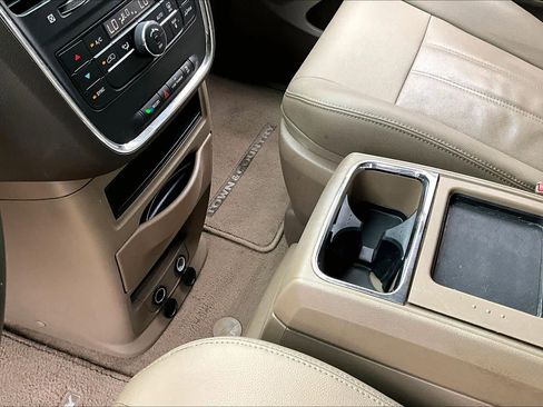 Used 2016 Chrysler Town & Country Touring image 14