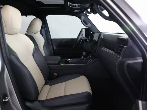 Used 2025 Lexus GX 550 image 11