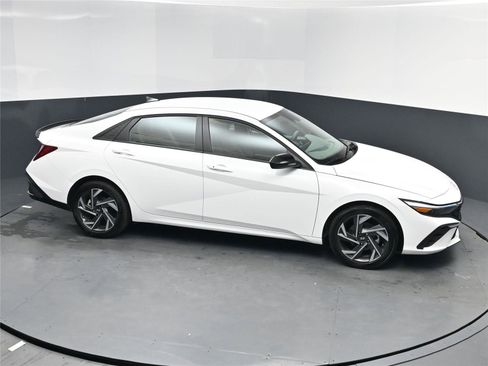 Certified 2025 Hyundai Elantra Sport image 9