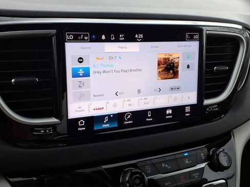Used 2024 Chrysler Pacifica Touring-L FWD image 19