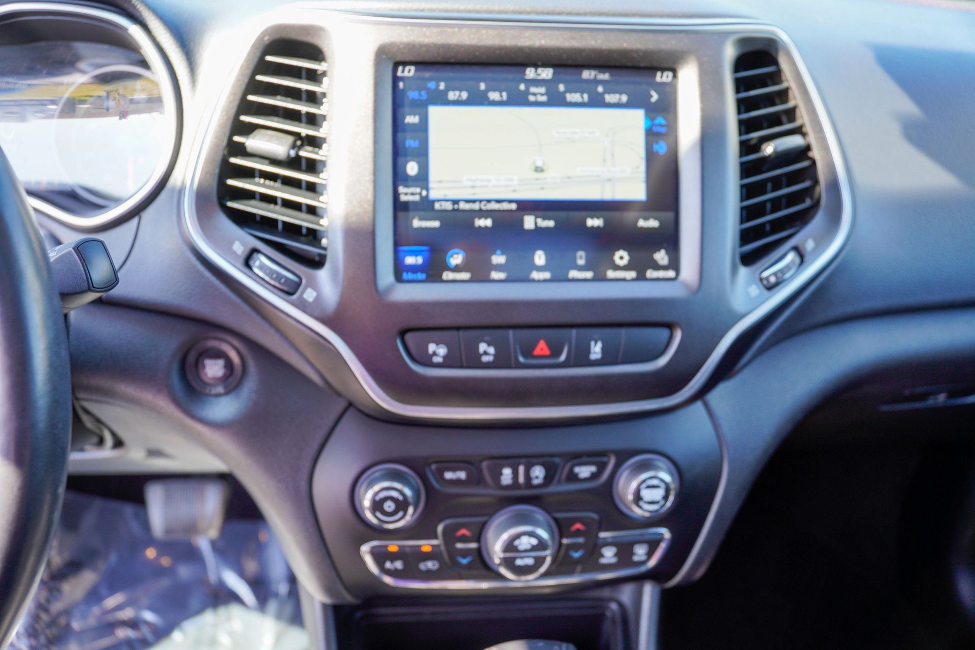 Used 2019 Jeep Cherokee Trailhawk AWD/4WD image 14