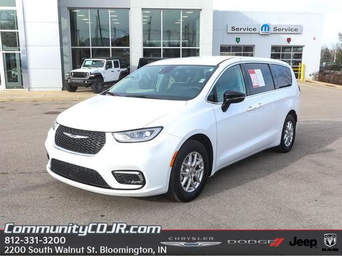 Used 2024 Chrysler Pacifica Touring-L image 1