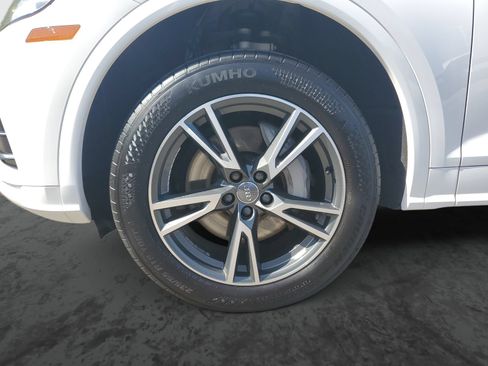 Used 2020 Audi Q5 e Premium w/ Convenience Package AWD/4WD image 6