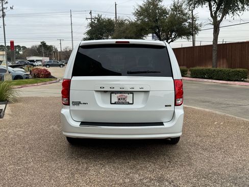Used 2018 Dodge Grand Caravan SE w/ UConnect Hands-Free Group image 9