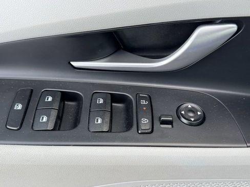 Used 2025 Hyundai Elantra Limited image 8