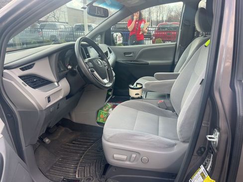 Used 2015 Toyota Sienna LE image 9