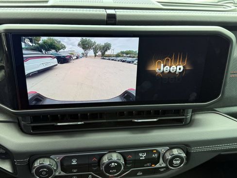 Used 2025 Jeep Gladiator Rubicon w/ Steel Bumper Group AWD/4WD image 15